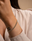 Curb chain armband in zilver om de pols bij een model