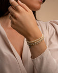 Hand en pols met Sparkling jewels sieraden kralen armbanden met beige agaat en zilveren ringen