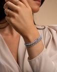 Edelsteen armbaden stack om een dames pols met blue lace agate edelstenen