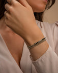 Vrouwen pols met zilveren kralen armbanden en hand met zilveren Sparkling Jewels ringen