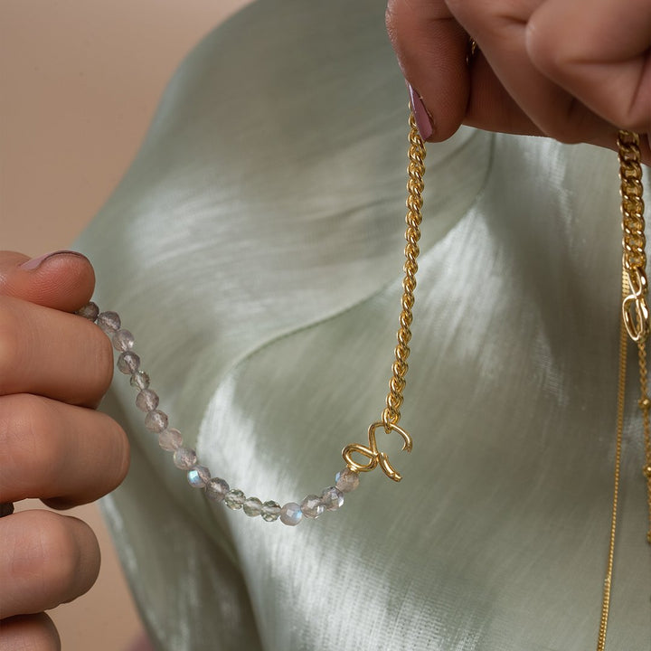 Close up foto van de originele S-sluiting van de curb chain armband goud