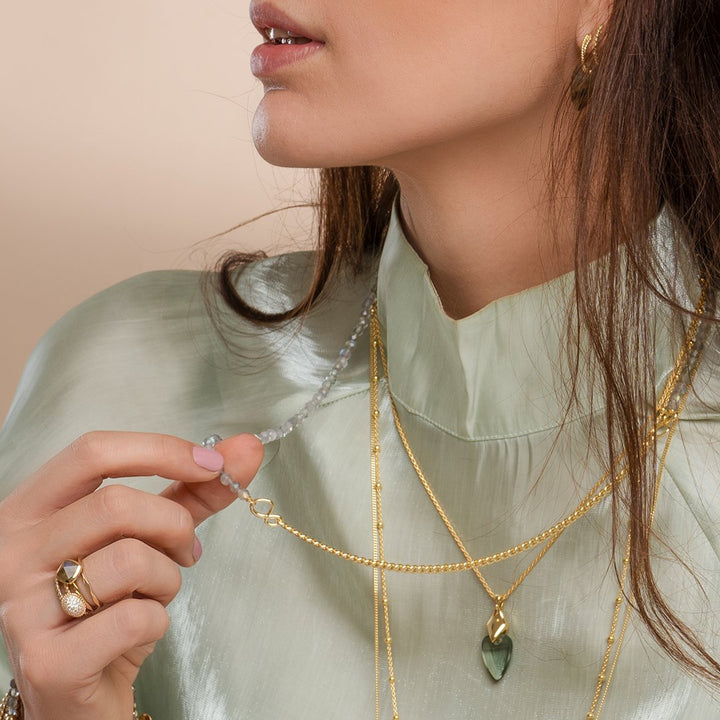 Sparkling Jewels bij model ter inspiratie met gouden kettingen en ringen en de curb chain armband