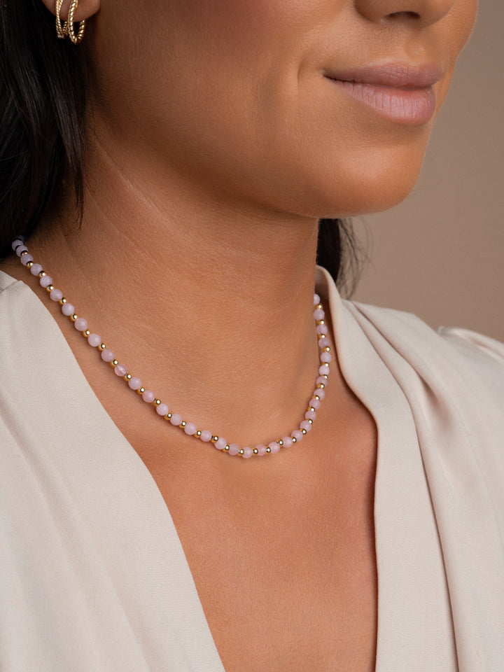 Sparkling ketting voor vrouwen met rose quartz steentjes en gouden accenten
