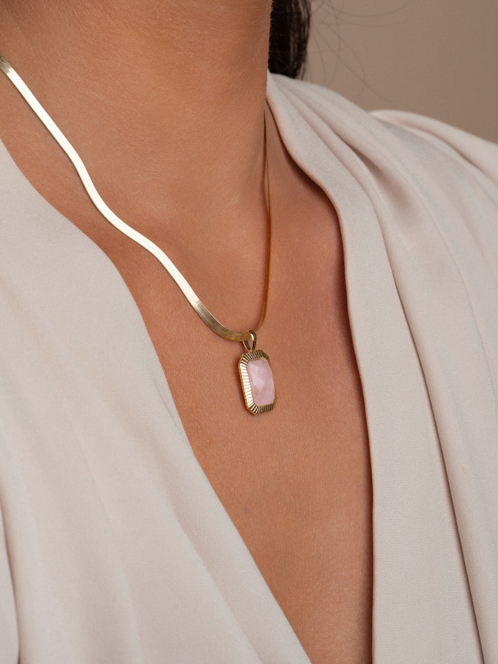Dames ketting in goudkleur en echte edelsteen hanger gemaakt van Rose Quartz 
