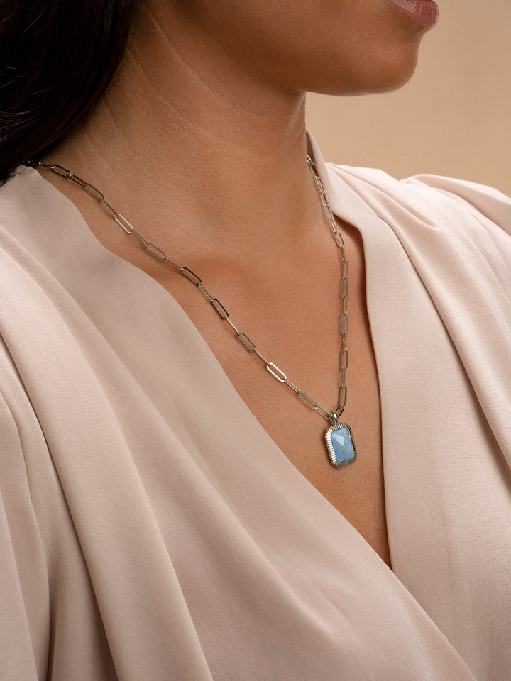 Vrouw met zilveren baguette pendant blue lace agate edelsteen aan paperclip schakelketting Sparkling #kleur_zilver