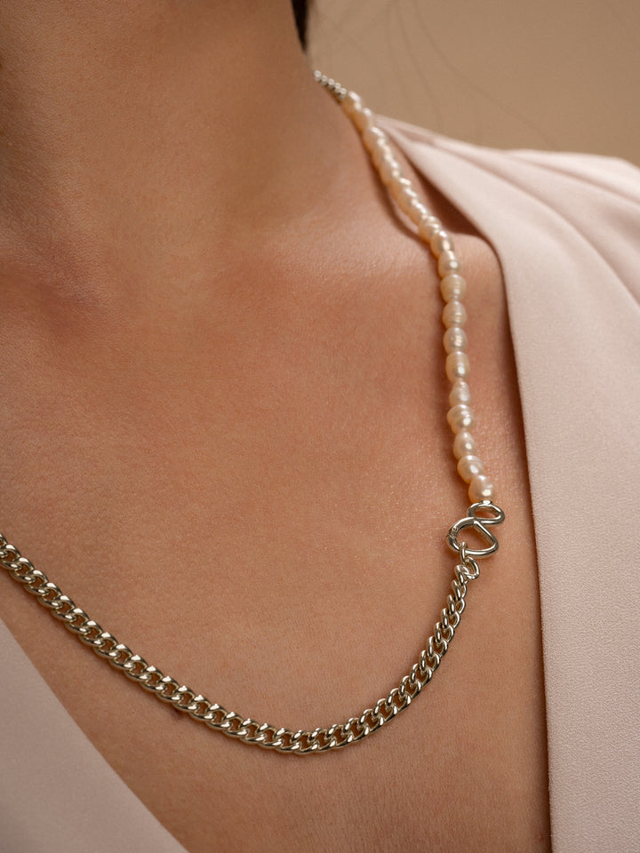 Close up van de samen te dragen set Sparklinks armband en ketting in zilver met parel