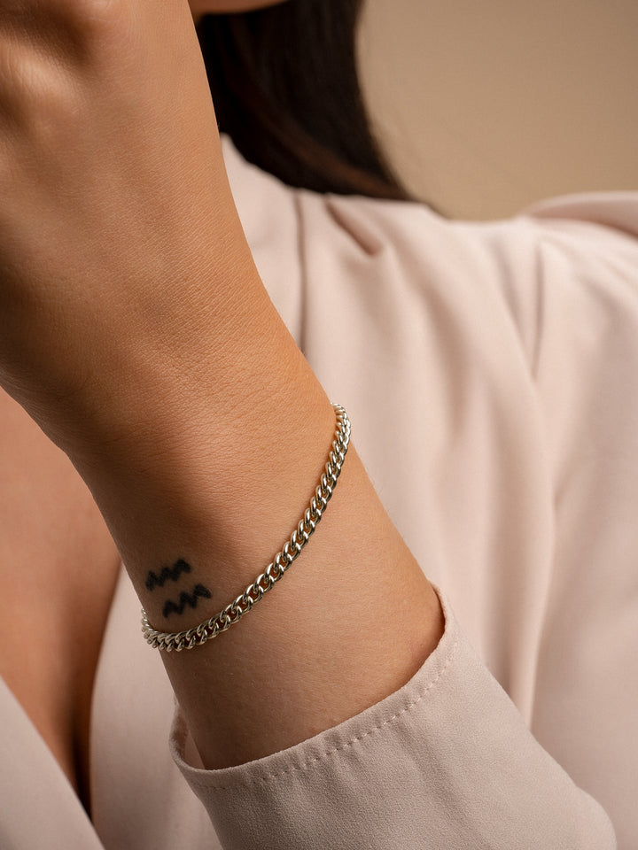 Curb chain armband in zilver om de pols bij een model