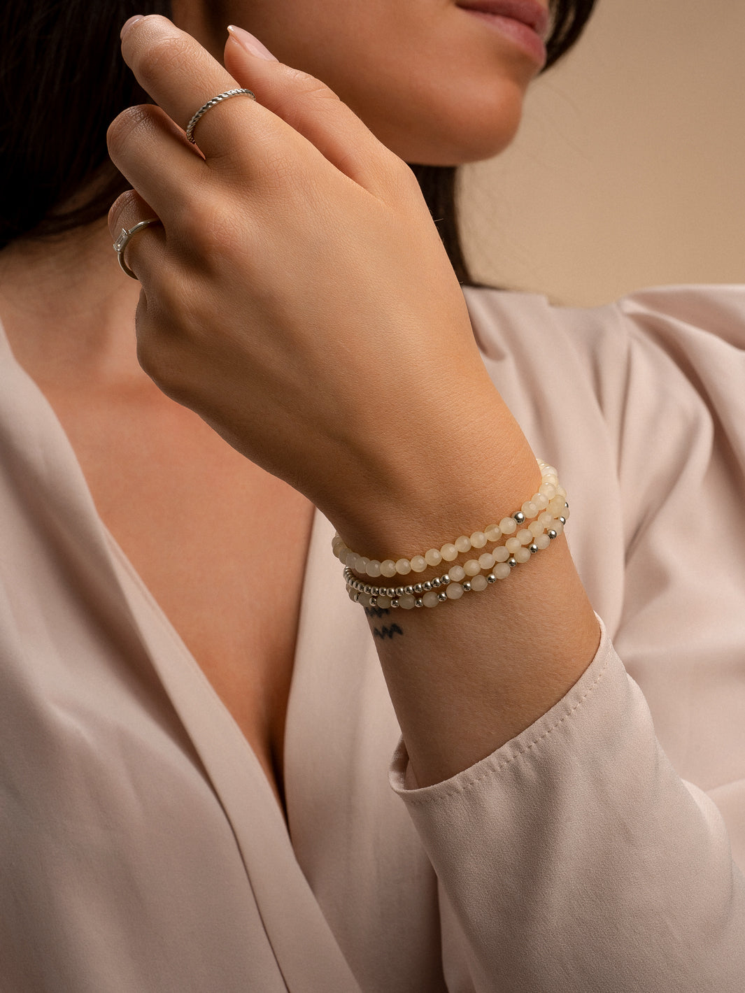 Armbanden stack met edelstenen kralen beige agaat facet en zilver spakling jewels #kleur_zilver