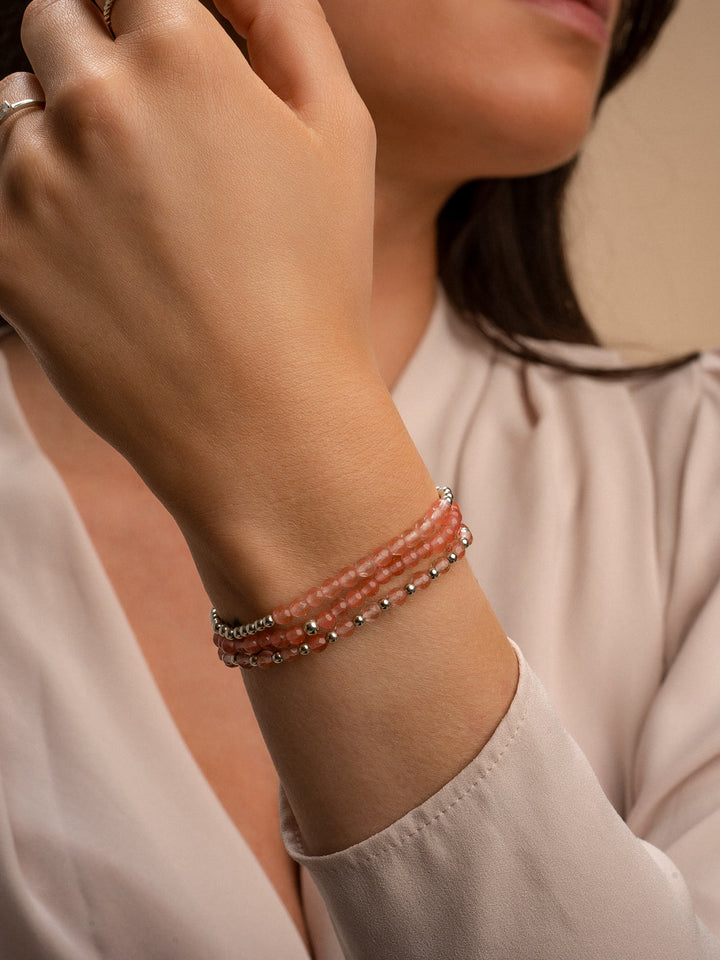 Cherry Quartz armbanden stack gedragen om een vrouwenpols #kleur_zilver